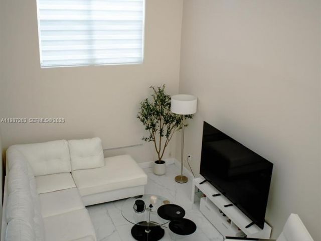 Дом в аренду по адресу 15022 SW 143rd Ter 1 - фото 7513940