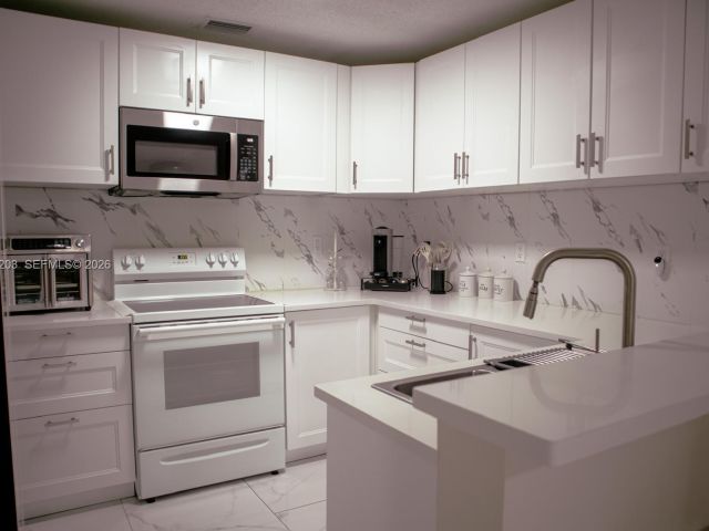 Дом в аренду по адресу 15022 SW 143rd Ter 1 - фото 7513943