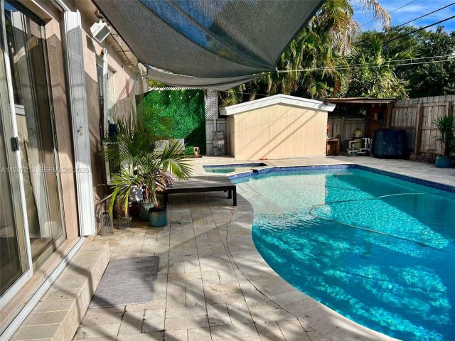 Дом в аренду по адресу 2040 NE 183rd St - фото 7516851