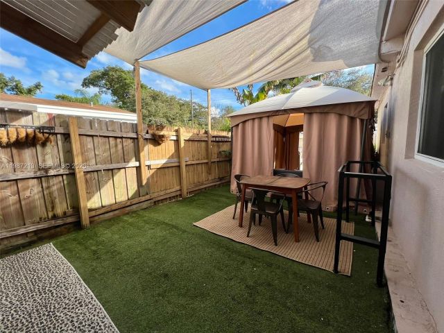 Дом в аренду по адресу 2040 NE 183rd St - фото 7516854