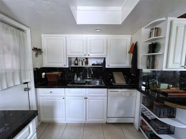 Дом в аренду по адресу 2040 NE 183rd St - фото 7516863