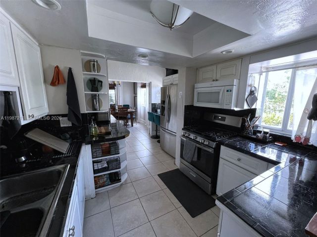 Дом в аренду по адресу 2040 NE 183rd St - фото 7516864