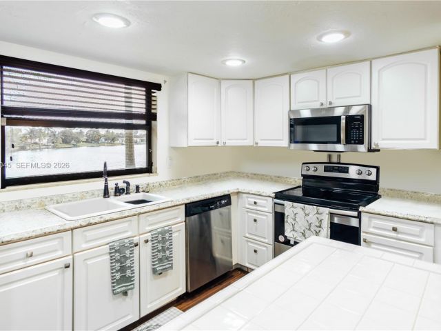 Дом в аренду по адресу 8980 Palm Tree Ln 8980 - фото 7518421