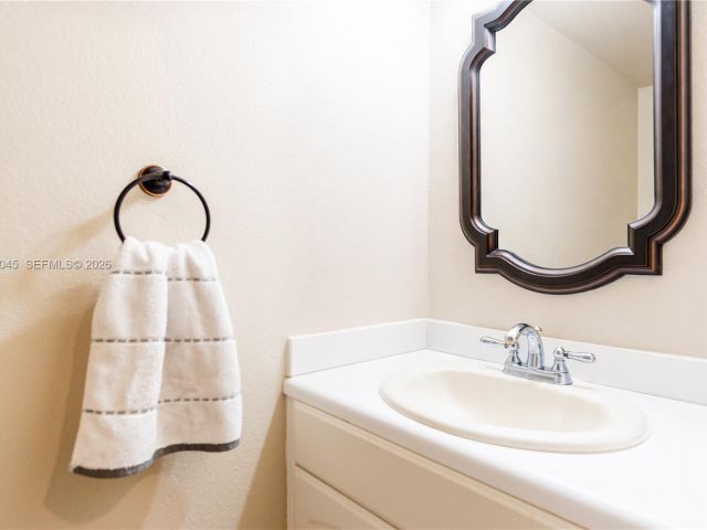 Дом в аренду по адресу 8980 Palm Tree Ln 8980 - фото 7518433