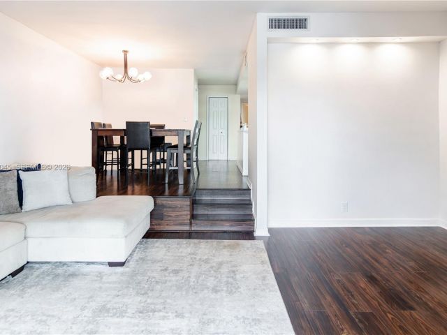 Дом в аренду по адресу 8980 Palm Tree Ln 8980 - фото 7518435