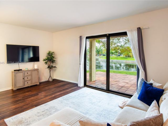 Дом в аренду по адресу 8980 Palm Tree Ln 8980 - фото 7518438