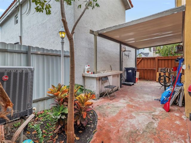 Продажа дома по адресу 12682 NW 7th Way - фото 7517410