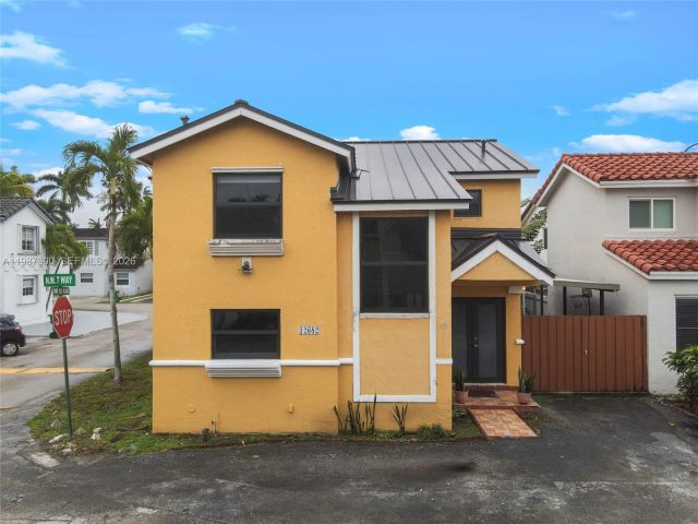 Продажа дома по адресу 12682 NW 7th Way - фото 7517411