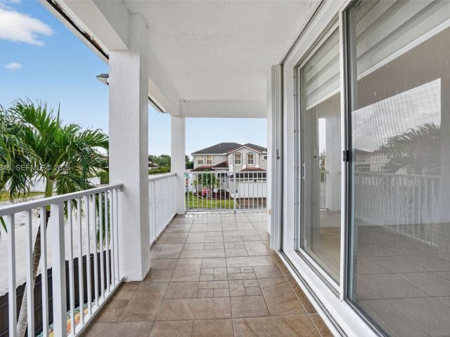 Дом в аренду по адресу 15051 SW 18th Ter - фото 7515716