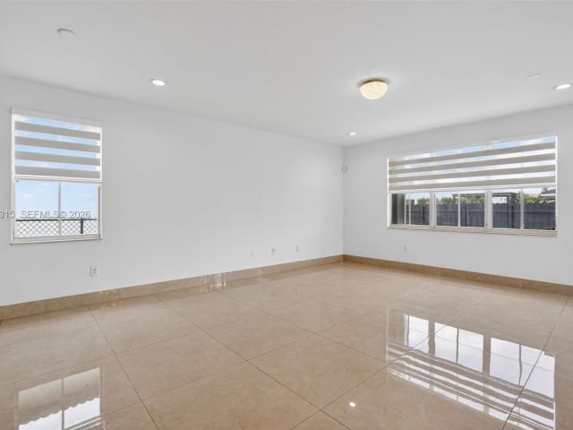 Дом в аренду по адресу 15051 SW 18th Ter - фото 7515717