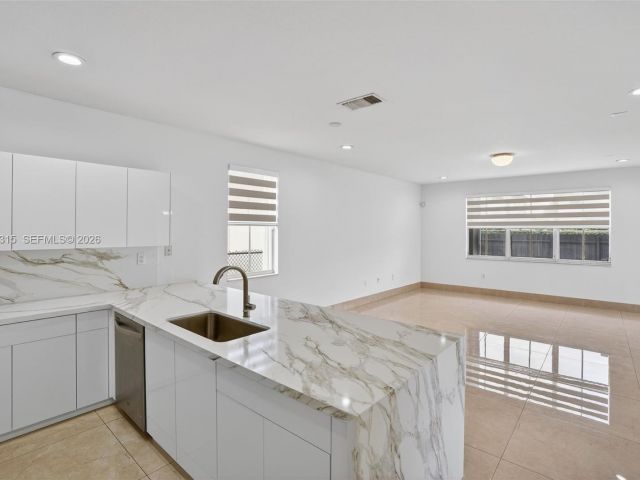 Дом в аренду по адресу 15051 SW 18th Ter - фото 7515718