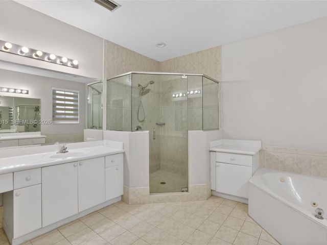 Дом в аренду по адресу 15051 SW 18th Ter - фото 7515719