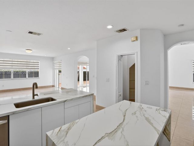 Дом в аренду по адресу 15051 SW 18th Ter - фото 7515720