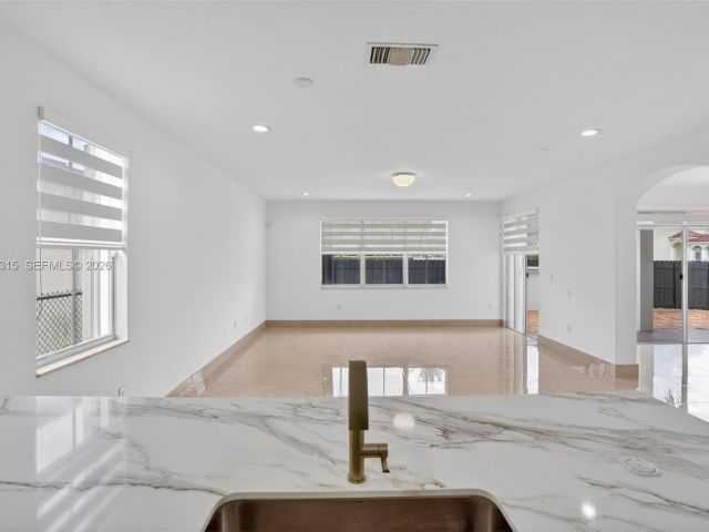 Дом в аренду по адресу 15051 SW 18th Ter - фото 7515721