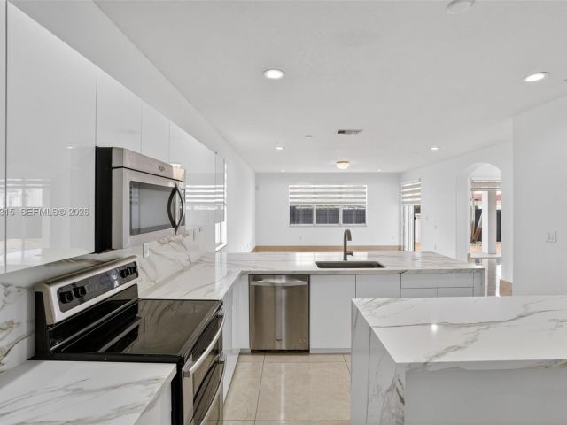 Дом в аренду по адресу 15051 SW 18th Ter - фото 7515722