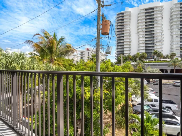Продажа дома по адресу 3250 NE 12th Street 1 - фото 8149933