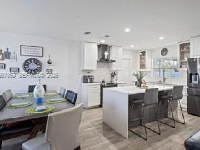 Дом в аренду по адресу 8461 NW 16th St 8461 - фото 7515876