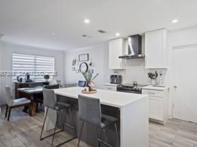 Дом в аренду по адресу 8461 NW 16th St 8461 - фото 7515878