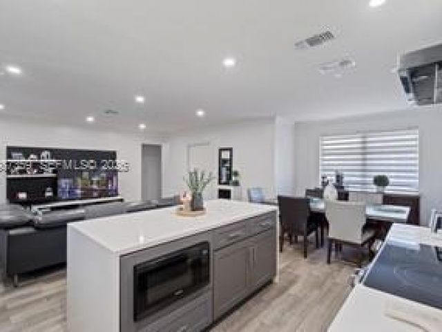 Дом в аренду по адресу 8461 NW 16th St 8461 - фото 7515880