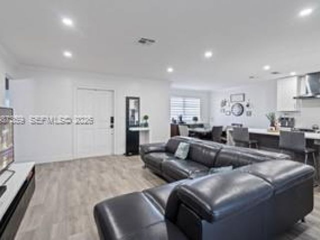 Дом в аренду по адресу 8461 NW 16th St 8461 - фото 7515883