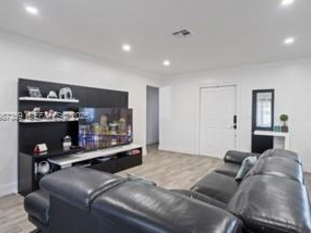 Дом в аренду по адресу 8461 NW 16th St 8461 - фото 7515884