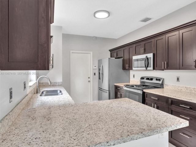 Дом в аренду по адресу 1498 SW 106th Ave 1498 - фото 7515968