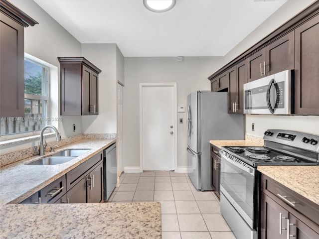 Дом в аренду по адресу 1498 SW 106th Ave 1498 - фото 7515969