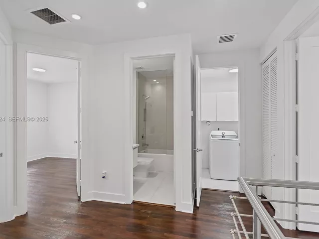 Дом в аренду по адресу 6432 NW 104th Ct - фото 7547301