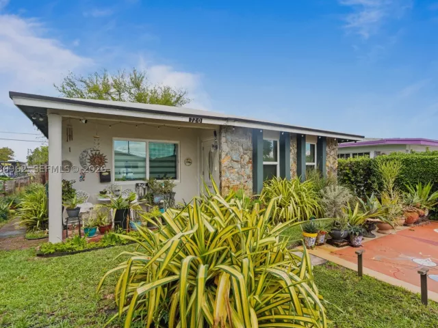 Продажа дома по адресу 720 NW 4th St - фото 9102912