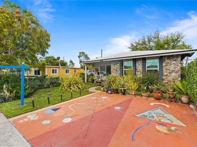 Продажа дома по адресу 720 NW 4th St - фото 7517724