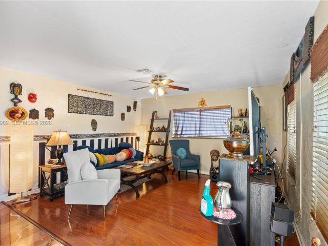 Продажа дома по адресу 720 NW 4th St - фото 7517730