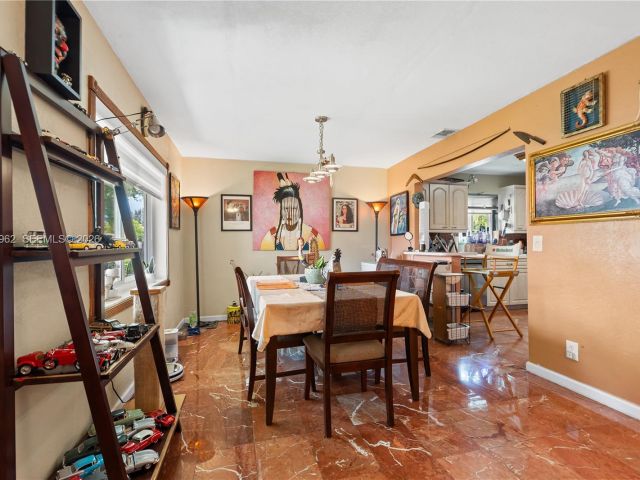 Продажа дома по адресу 720 NW 4th St - фото 7517733