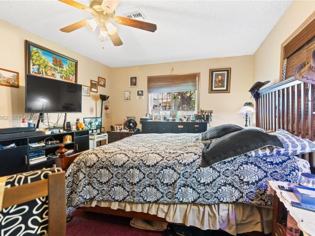 Продажа дома по адресу 720 NW 4th St - фото 7517741