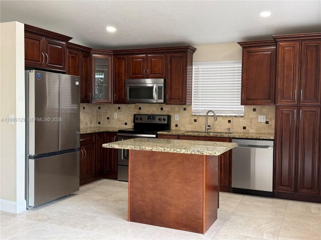 Дом в аренду по адресу 15686 NW 12th Mnr 15686 - фото 7518092