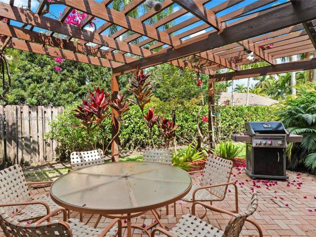 Продажа дома по адресу 2011 NE 211th Ter - фото 7518685