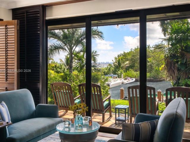 Продажа дома по адресу 3373 Poinciana Ave - фото 7531964