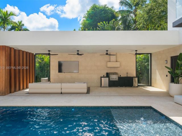 Продажа дома по адресу 4041 S Le Jeune Rd - фото 7518734