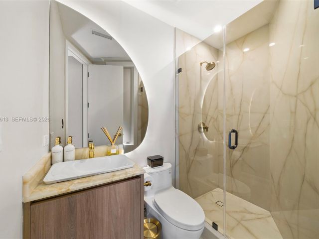 Продажа дома по адресу 4041 S Le Jeune Rd - фото 7518736