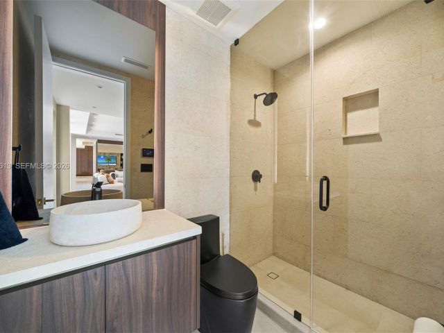 Продажа дома по адресу 4041 S Le Jeune Rd - фото 7518737