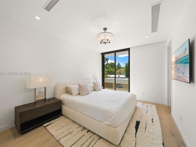 Продажа дома по адресу 4041 S Le Jeune Rd - фото 7518738