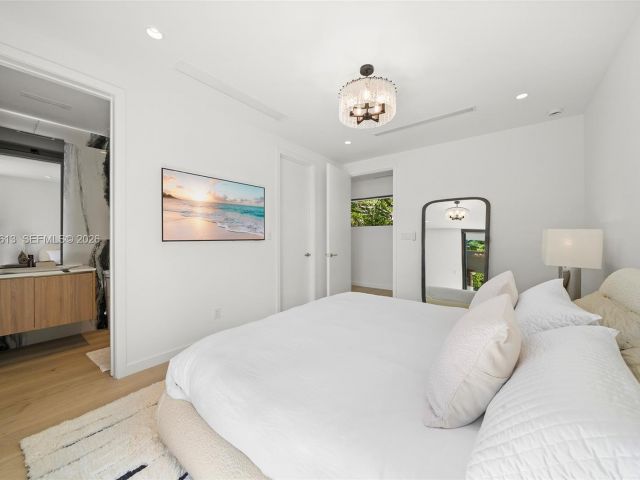 Продажа дома по адресу 4041 S Le Jeune Rd - фото 7518739