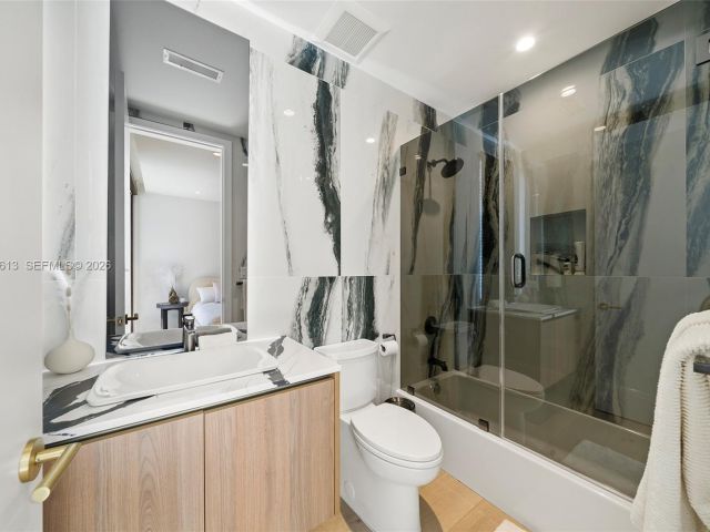 Продажа дома по адресу 4041 S Le Jeune Rd - фото 7518740