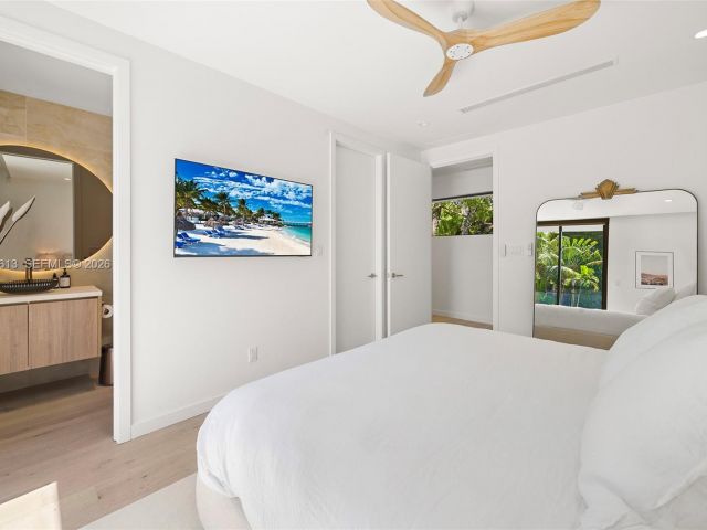 Продажа дома по адресу 4041 S Le Jeune Rd - фото 7518741