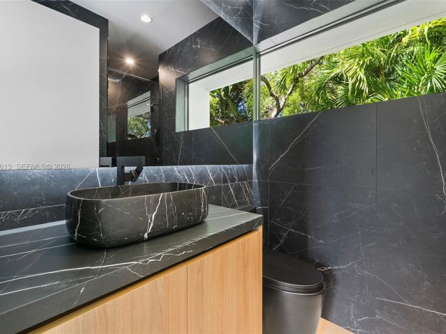 Продажа дома по адресу 4041 S Le Jeune Rd - фото 7518743