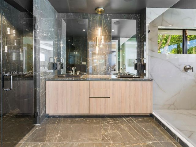 Продажа дома по адресу 4041 S Le Jeune Rd - фото 7518746