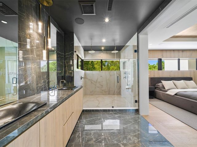 Продажа дома по адресу 4041 S Le Jeune Rd - фото 7518747