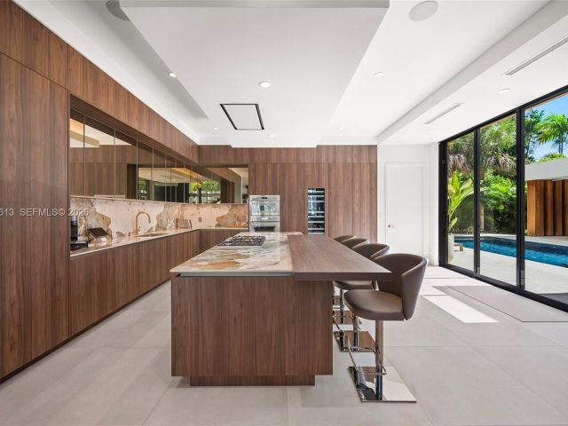 Продажа дома по адресу 4041 S Le Jeune Rd - фото 7518749