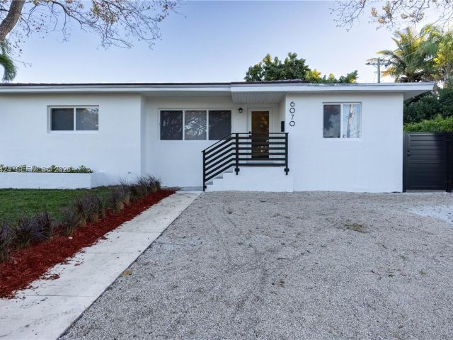 Продажа дома по адресу 6070 SW 42nd St - фото 7518691