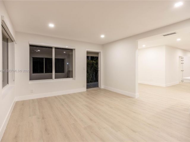 Продажа дома по адресу 6070 SW 42nd St - фото 7518709