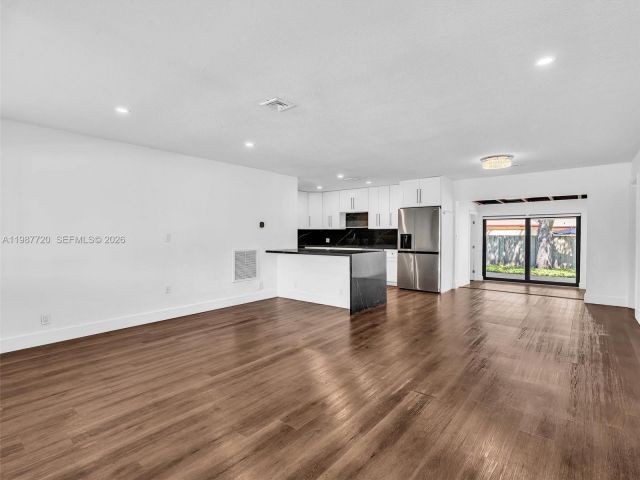 Дом в аренду по адресу 3193 Taft St - фото 7518907